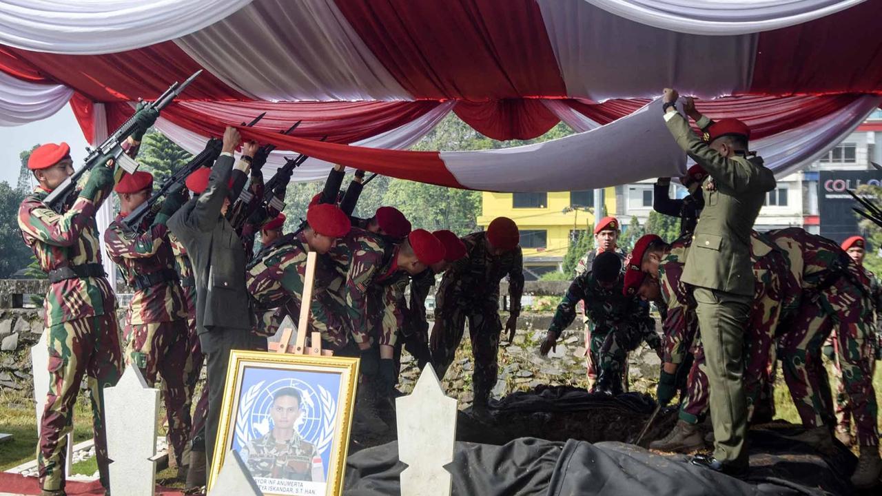 FOTO: Air Mata Keluarga Iringi Pemakaman Prajurit Penjaga Perdamaian