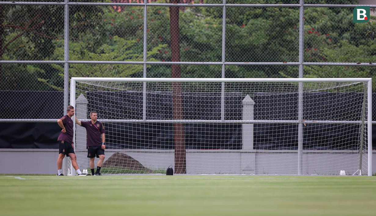 Dua tim pelatih Timnas Jerman U-17 mengamati latihan menjelang laga final Piala Dunia U-17 2023 di Lapangan Kota Barat, Solo, Kamis (30/11/2023). (Bola.com/Bagaskara Lazuardi)