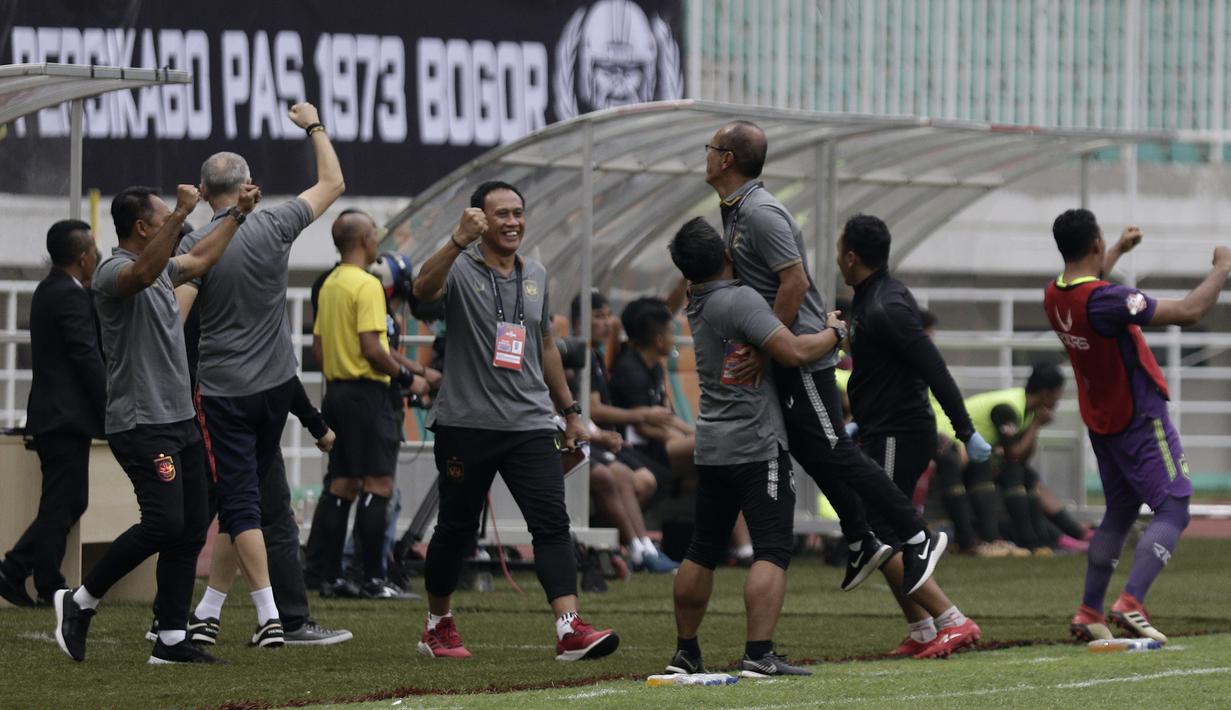Official PSIS Semarang merayakan gol yang dicetak Komarudin ke gawang Tira Persikabo pada laga Shopee Liga 1 di Stadion Pakansari, Bogor, Jumat (22/11). PSIS menang 2-1 atas Tira Persikabo. (Bola.com/Yoppy Renato)