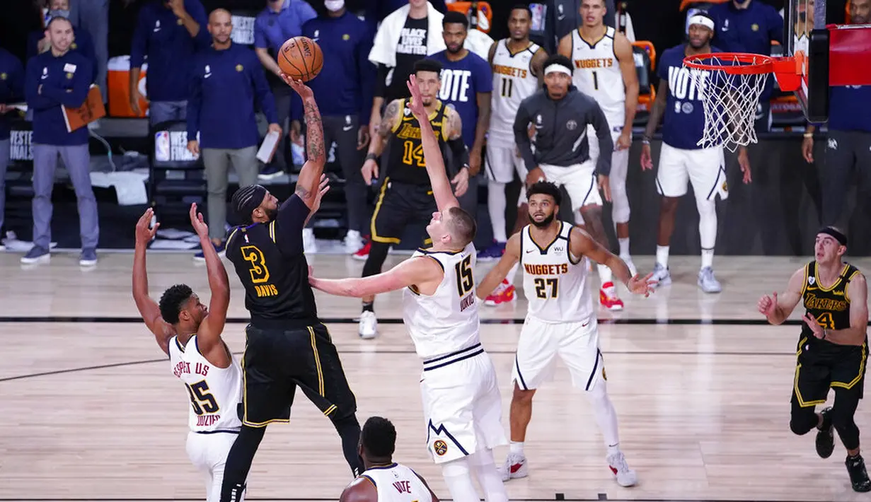 Pebasket Los Angeles Lakers, Anthony Davis, berusaha memasukkan bola saat melawan Denver Nuggets pada gim kedua final wilayah barat Playoff NBA 2020, Senin (21/9/2020). Lakers menang dengan skor 105-103. (AP/Mark J. Terrill)