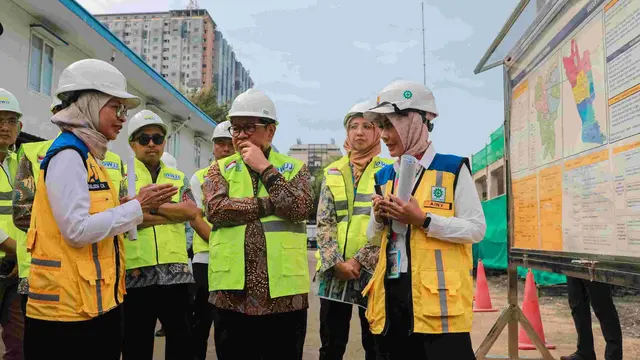 Gubernur DKI Jakarta, Pramono Anung saat meninjau proyek pembangunan Jakarta Sewerage Development Project (JSDP) Zona 1 Pluit.