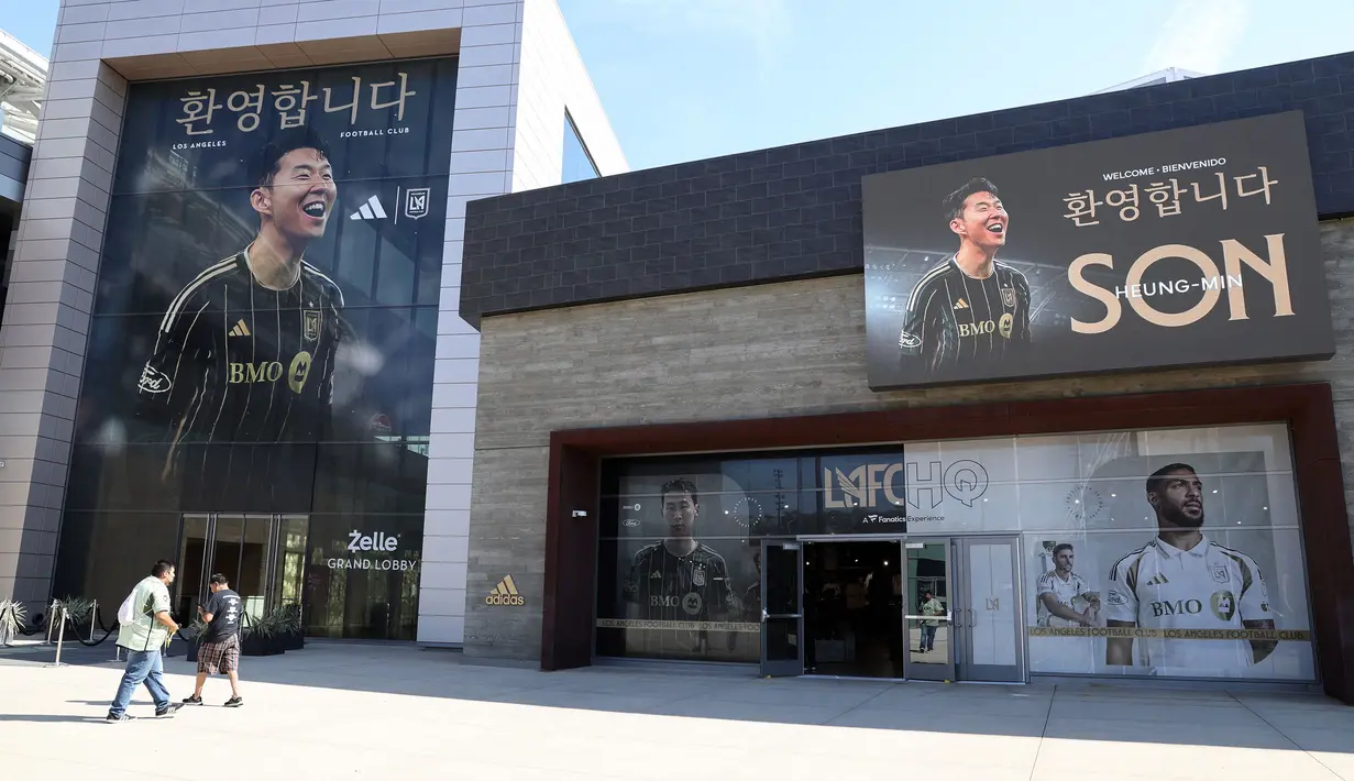 Poster pemain baru Los Angeles FC, Son Heung-min terpajang di toko ofisial yang terletak di BMO Stadium, Los Angeles, Amerika, Rabu (06/08/2025). (AFP/Getty Images/Kevork Djansezian)