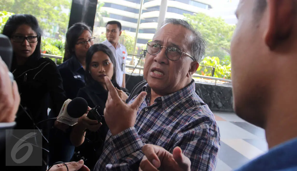 Sapta Nirwandar memberikan keterangan pers usai menjalani pemeriksaan di KPK, Jakarta, Kamis (25/6/2015). Sapta diperiksa sebagai saksi untuk tersangka Jero Wacik. (Liputan6.com/Helmi Afandi)