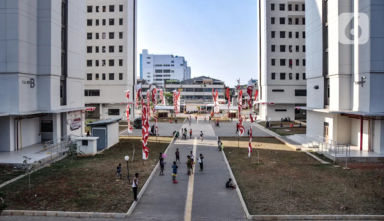Aktivitas warga di halaman Rusunawa Penjaringan, Jakarta Utara Kamis (18/8/2022). Pemprov DKI Jakarta meresmikan 12 Rusunawa Baru yang tersebar di empat wilayah yang terdiri dari 33 tower dan 7.421 unit sebagai bentuk menjamin kesempatan bagi setiap warga untuk bisa mendapatkan kesejahteraan dan kebahagiaan di perkotaan lewat hunian. (merdeka.com/Iqbal S Nugroho)