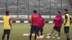 Pelatih Bali United, Indra Sjafri, memimpin latihan jelang laga uji coba melawan Persib di Stadion Siliwangi, Bandung. (Bola.com/Vitalis Yogi Trisna)