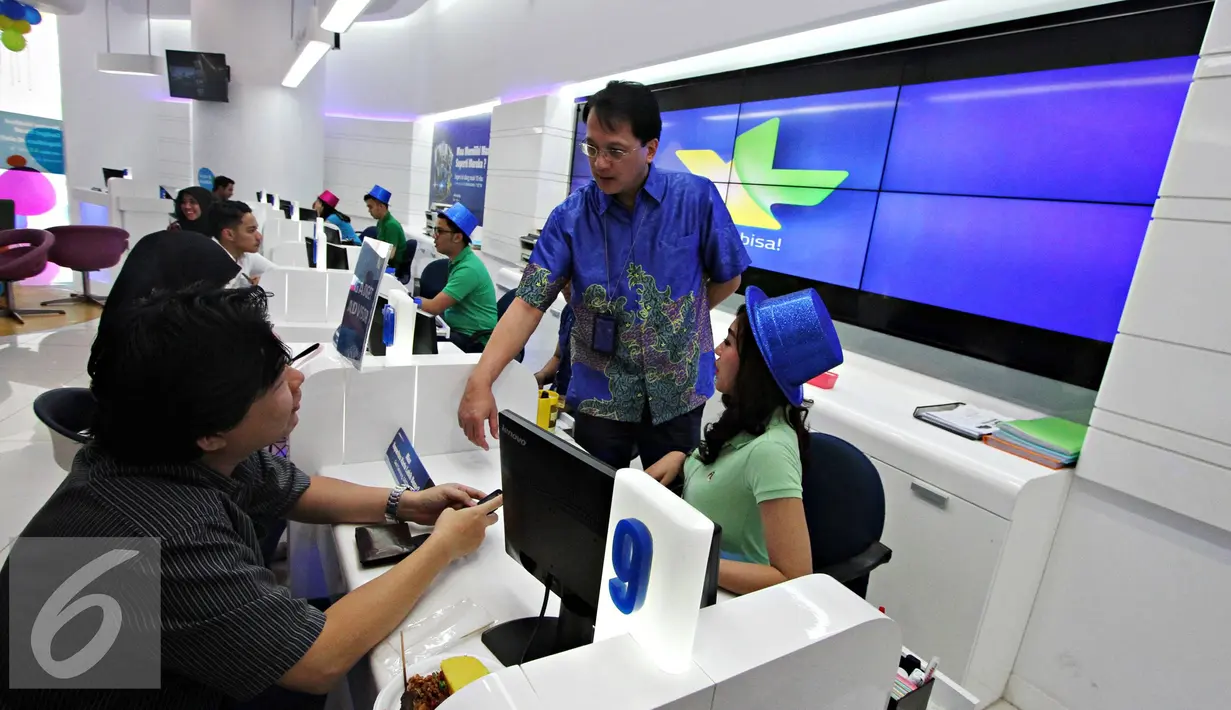 Chief Brand & Customer Experience Officer XL , Nicanor V. Santiago III memberikan informasi ke pelanggan saat HUT XL ke-19 DI Jakarta (8/10/2015). Hingga Juni 2015, XL telah mengantongi 46 juta pelanggan di Indonesia. (Liputan6.com/Immanuel Antonius)