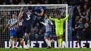 Manchester City sudah unggul 1-0 pada menit ke-13. Sepakan Ilkay Guendogan (kanan) usai meneruskan bola liar dari Bernardo Silva tidak mampu dihalau kiper Brighton, Robert Sanchez. (AFP/Glyn Kirk)