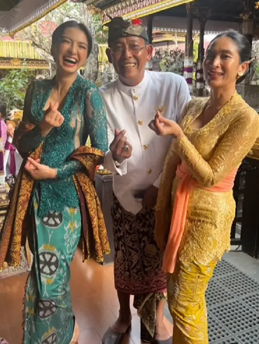 Raline Shah tampil cantik menawan dengan kebaya Bali berwarna hijau. Penampilannya kali ini disempurnakan dengan kain batik jumputan senada, dan selendang batik cokelat.  [Foto: Instagram/ralineshah]