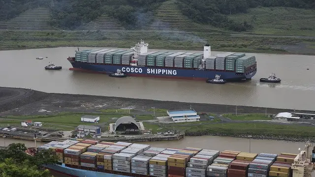 Kapal kargo milik China berlayar melintasi Terusan Panama