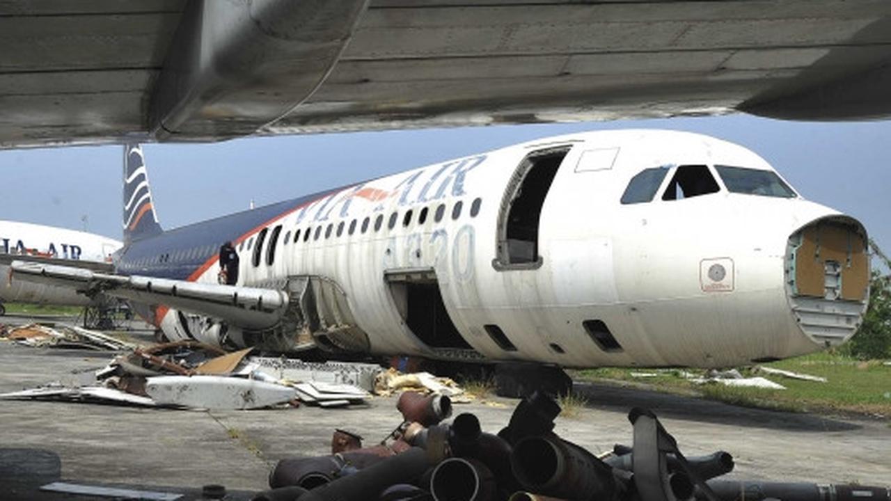 Mengintip pemotongan bangkai pesawat di Bandara Soekarno-Hatta