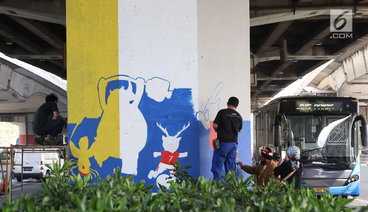 Peserta mengikuti kompetisi mural di tiang tol kawasan Rawamangun, Jakarta, Sabtu (4/5). Kompetisi tersebut digelar dalam rangka menyambut kegiatan Asian Games 2018 yang akan berlangsung di Jakarta dan Palembang. (Liputan6.com/Immanuel Antonius)