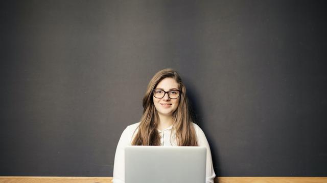 7 Zodiak Introvert yang Menikmati Bekerja di Rumah Selama Pandemi