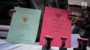 Polisi menunjukkan barang bukti sertifikat saat rilis pengungkapan sindikat kejahatan properti di Jakarta, Senin (5/8/2019). Subdit 2 Harda Dit Reskrimum PMJ mengamankan 5 tersangka dengan barang bukti seperti sertifikat palsu korban dan satu buah laptop. (Liputan6.com/Faizal Fanani)