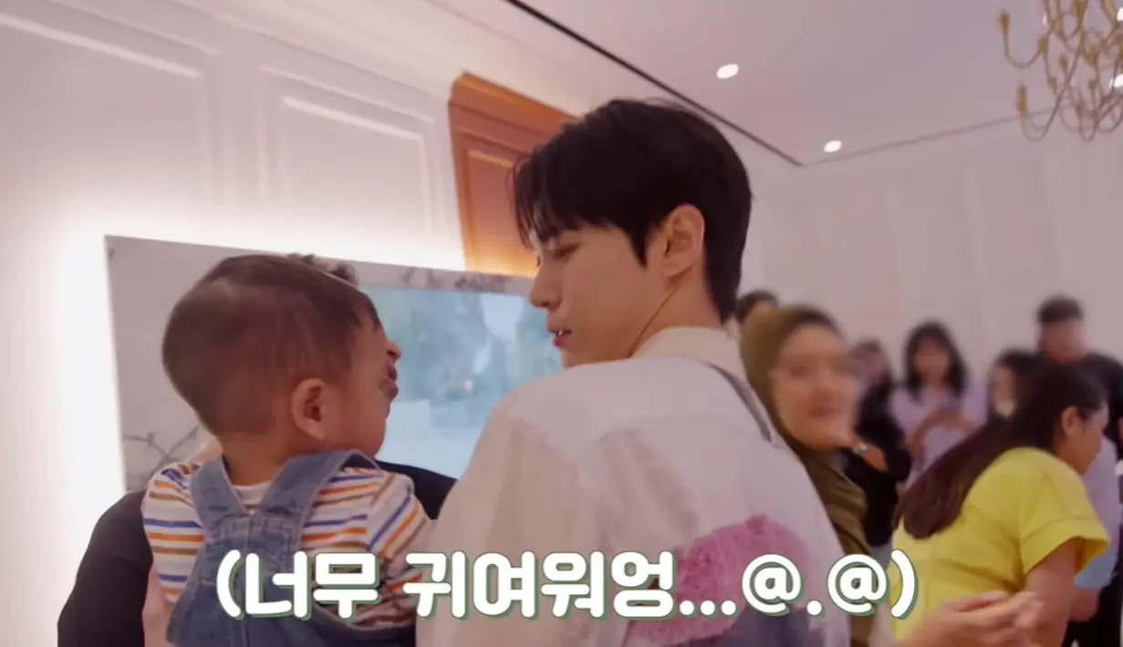 "Nggak mau? Boleh nggak (gendong)" kata Doyoung dalam bahasa Inggris. Tapi anak 1,5 tahun ini cuek dan tetap asyik joget dengan menggoyangkan satu tangannya. (Foto: YouTube/ NCT)