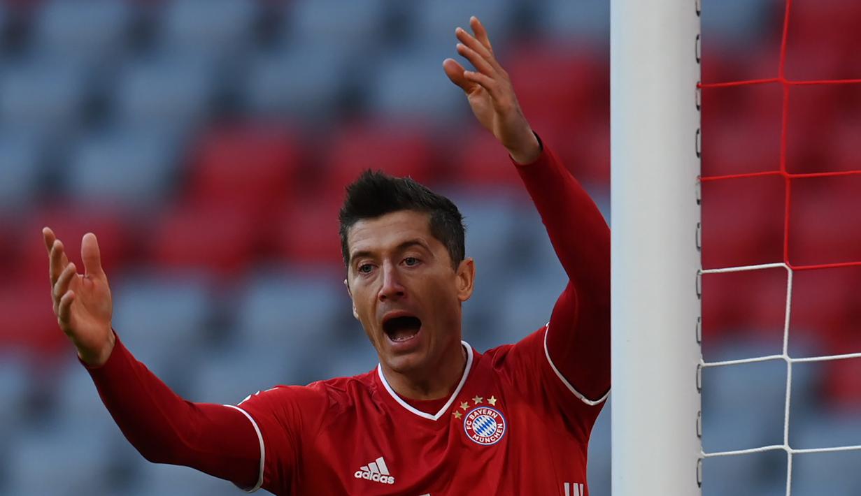 Striker Bayern Munich, Robert Lewandowski, tampak kecewa dalam laga lanjutan Liga Jerman pekan ke-8 melawan Werder Bremen di Allianz Arena, Sabtu (21/11/2020). Bayern bermain imbang 1-1 dengan Werder Bremen. (AFP/Lukas Barth/Pool)