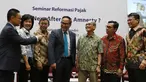 Dirut Bank Mandiri Kartika Wirjoatmodjo (tengah) berbincang dengan narasumber saat Seminar Reformasi Pajak di Jakarta, Senin (30/10). Seminar ini mengupas isu-isu yang mewarnai kelanjutan proses reformasi di bidang perpajakan. (Liputan6.com/Angga Yuniar)
