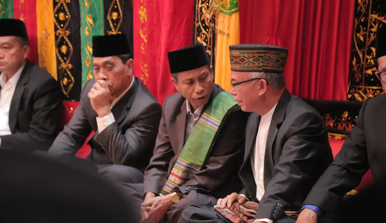 Pemukulan gondang sebanyak tiga kali dan lemparan beras kuning menjadi penanda bahwa telah resmi menyandang marga Siregar. Kini, nama Ayang menjadi Kahiyang Ayu Boru Siregar. (Deki Prayoga/Bintang.com)