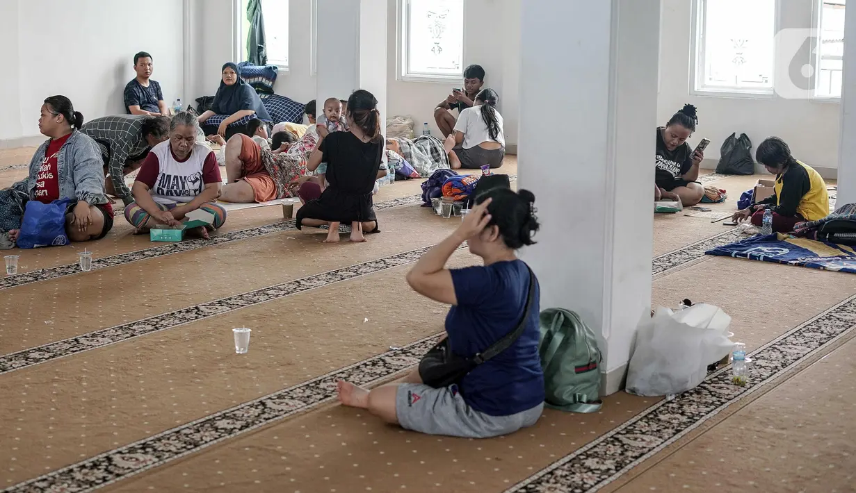 Di kawasan Jati Padang, Jakarta Selatan, sebanyak 140 warga terdampak banjir masih mengungsi di Masjid Al Mujahidin. (Liputan6.com/Herman Zakharia)