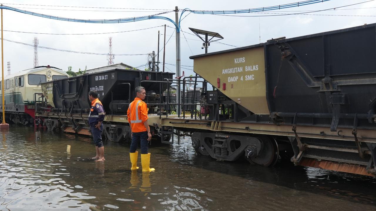 Perlintasan kereta di kaligawe