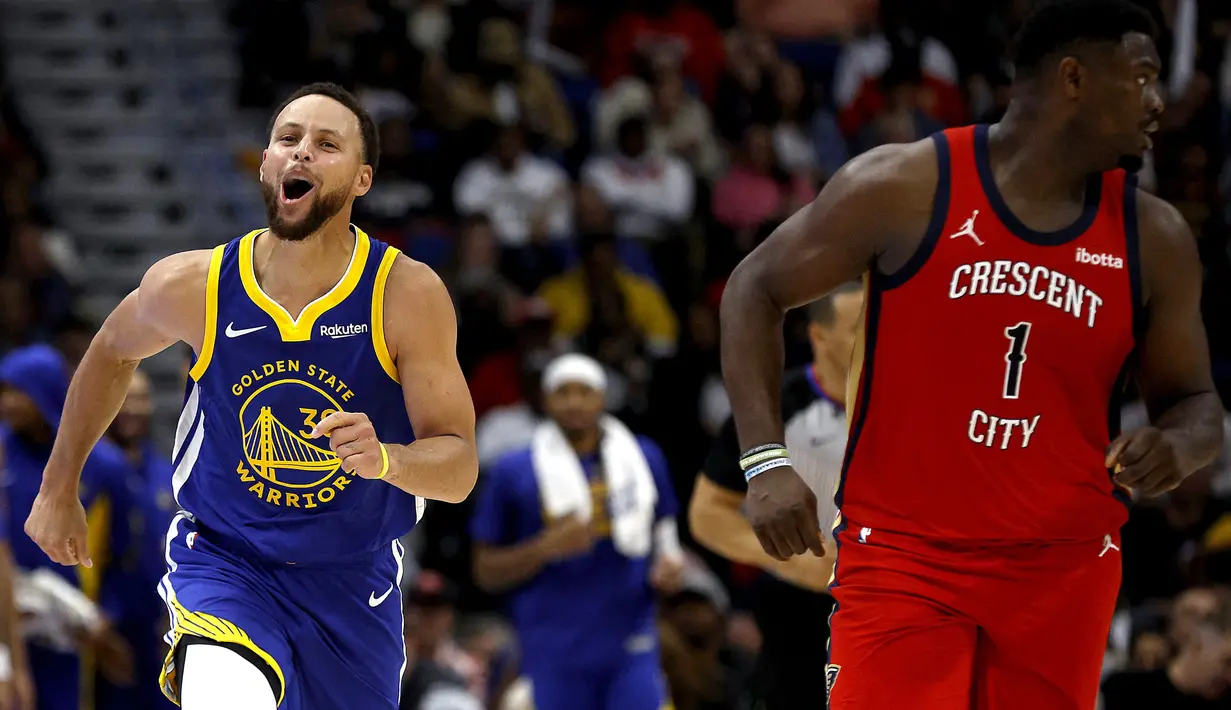 Pemain Golden State Warrirors, Stephen Curry (kiri) melakukan selebrasi setelah mencetak three poin pada laga lanjutan NBA 2023/2024 antara Houston Rockets melawan Golden State Warriors di Toyota Center, Houston, Texas, 29 Oktober 2023 waktu setempat. (AFP/Getty Images/Sean Gardner)
