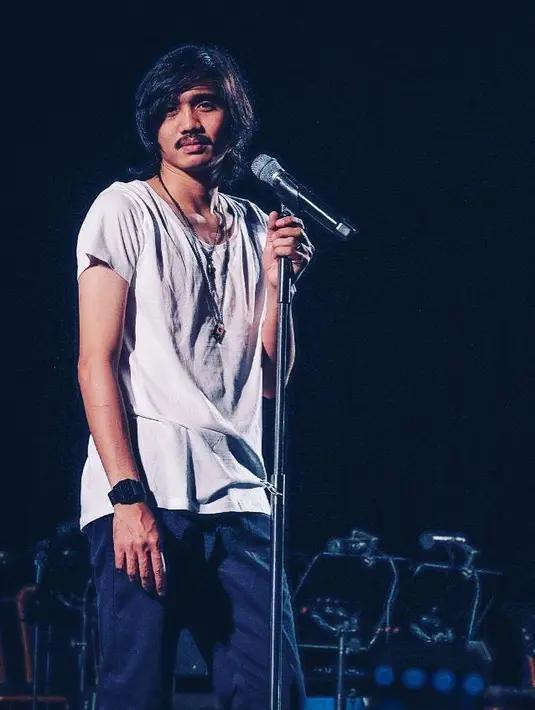 <p>"Waktu itu ujian terberatnya, Sheila On 7 harus rilis album itu di stasiun tv, dan saya harus featuring dengan beberapa vokalis. Posisinya, saya rapuh, kepercayaan diri saya belum balik. Saya belum yakin kalau saya bisa nyanyi lagi," kenang Duta Sheila On 7. [Instagram/pakduta]</p>