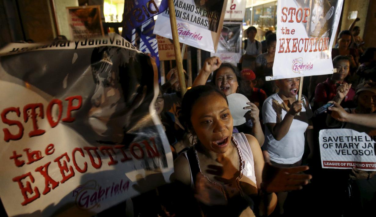 Sejumlah aktivis bergembira setelah mendengar pemerintah Indonesia menunda pelaksanaan eksekusi hukuman mati terhadap Mary Jane, di depan Kedutaan Indonesia di Filipina, Rabu (29/4/2015). (REUTERS/Erik De Castro)