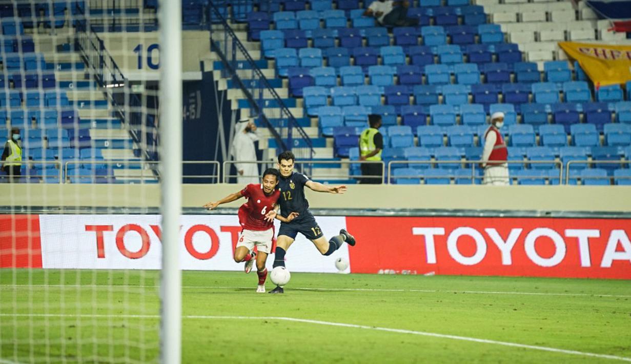 Setelah turun minum, Skuat Gajah Putih menggencarkan serangannya. Hingga pada lima menit setelah babak pertama, gawang Timnas Garuda harus kebobolan untuk yang kedua kalinya lewat tandukan Adisak dari umpan kepala Suphan Thongsong. Thailand mempin 2-1 atas Indonesia. (Foto: Dok. PSSI)