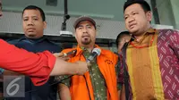 Kakak Saipul Jamil, Samsul Hidayatullah (tengah) keluar dari Gedung KPK, Jakarta, Kamis (11/8). Kasus dugaan suap pengurangan vonis Saipul Jamil siap disidangkan karena dinyatakan p21. (Liputan6.com/Helmi Afandi)