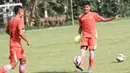 Gelandang Persija Jakarta, Ade Jantra, mengontrol bola saat latihan di Lapangan Villa 2000 Pamulang, Tangerang Selatan, Jumat (8/4/2016). (Bola.com/Vitalis Yogi Trisna)