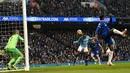 Gelandang Manchester City, Raheem Sterling (tengah) mencetak gol ke gawang Everton saat bertanding dalam Liga Inggris di Stadion Etihad, Manchester, Inggris, Sabtu (15/12). Manchester City menang 3-1. (OLI SCARFF/AFP)