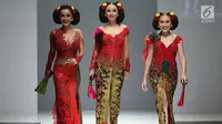 Julia Perez bersama Ayu Ting Ting dan Zaskia Gotik saat menjadi model dalam pagelaran busana Anne Avantie di JFW 2016. (Liputan6.com/Herman Zakharia)