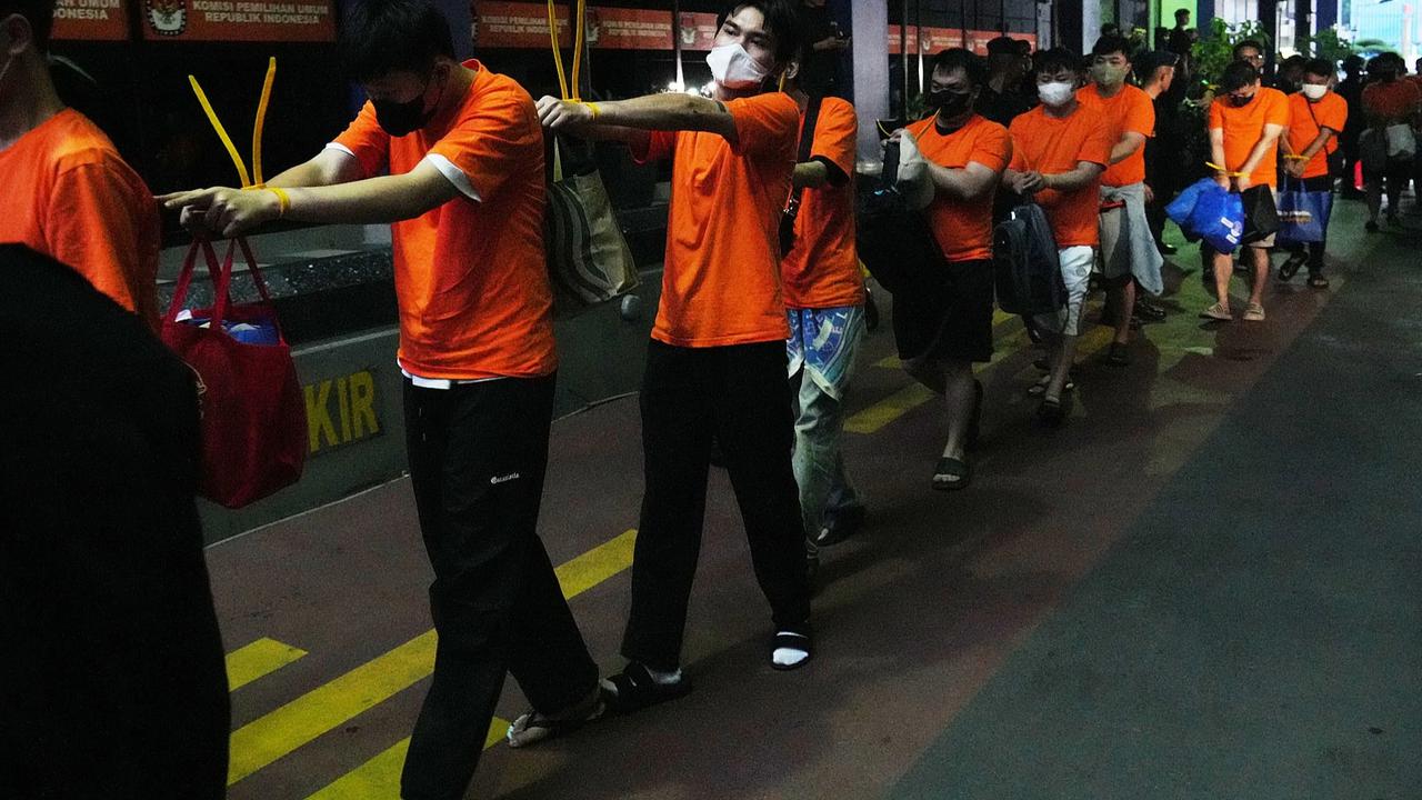 FOTO: Ratusan WNA Pelaku Judi Daring Dipindahkan ke Imigrasi