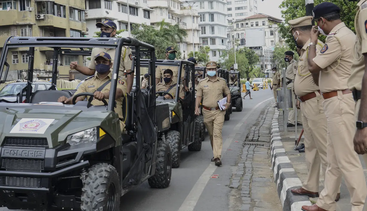 Personel polisi duduk di kendaraan segala medan (ATV) yang digunakan untuk berpatroli di pantai selama peluncurannya di Mumbai, Senin (7/6/2021). ATV ini juga akan dikerahkan dalam beberapa operasi penyelamatan di mana kendaraan normal tidak dapat mencapainya. (Sujit Jaiswal / AFP)