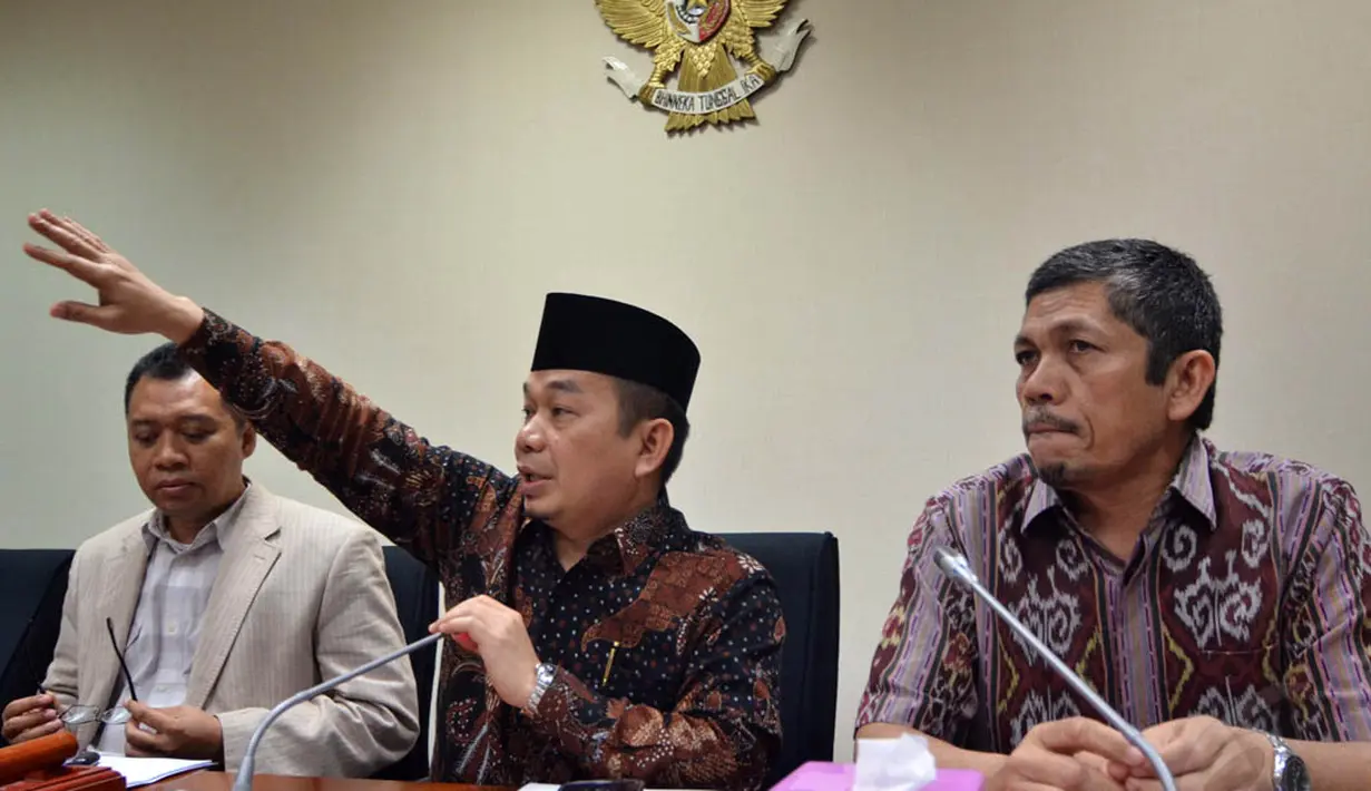 Dalam jumpa pers tersebut, Fraksi PKS menilai kebijakan menaikan harga BBM bersubsidi tidak tepat karena harga minyak dunia tengah mengalami penurunan drastis, Jakarta, Selasa (18/11/2014). (Liputan6.com/Andrian M Tunay)