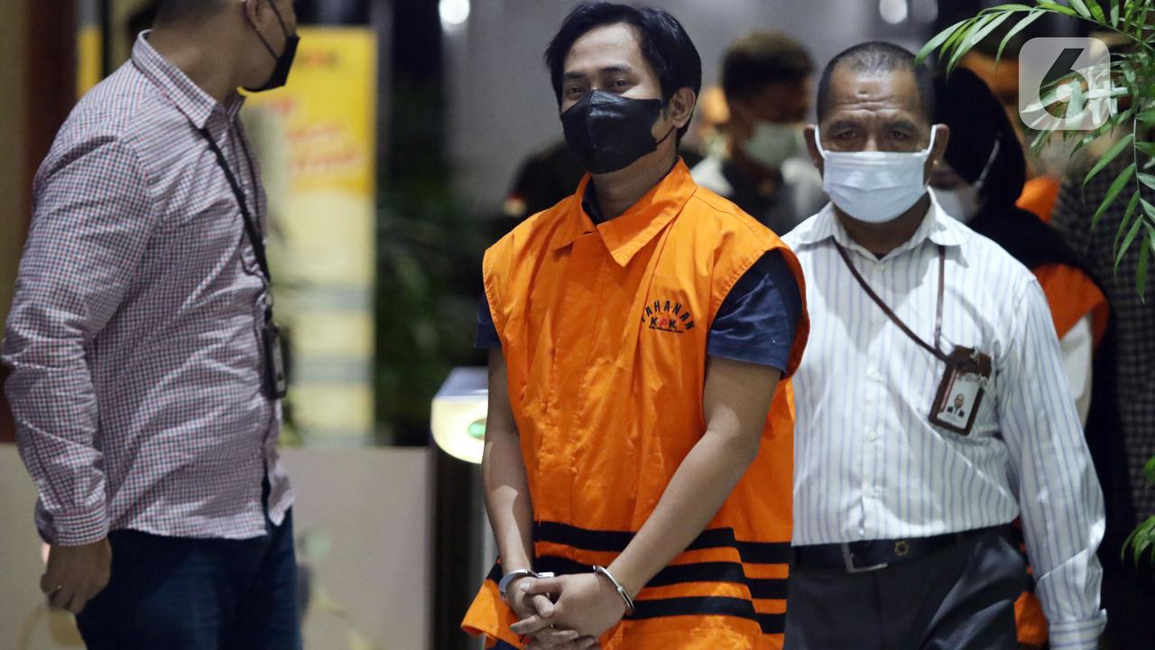 FOTO: KPK Tahan Bupati Penajam Paser Utara Abdul Gafur Mas’ud