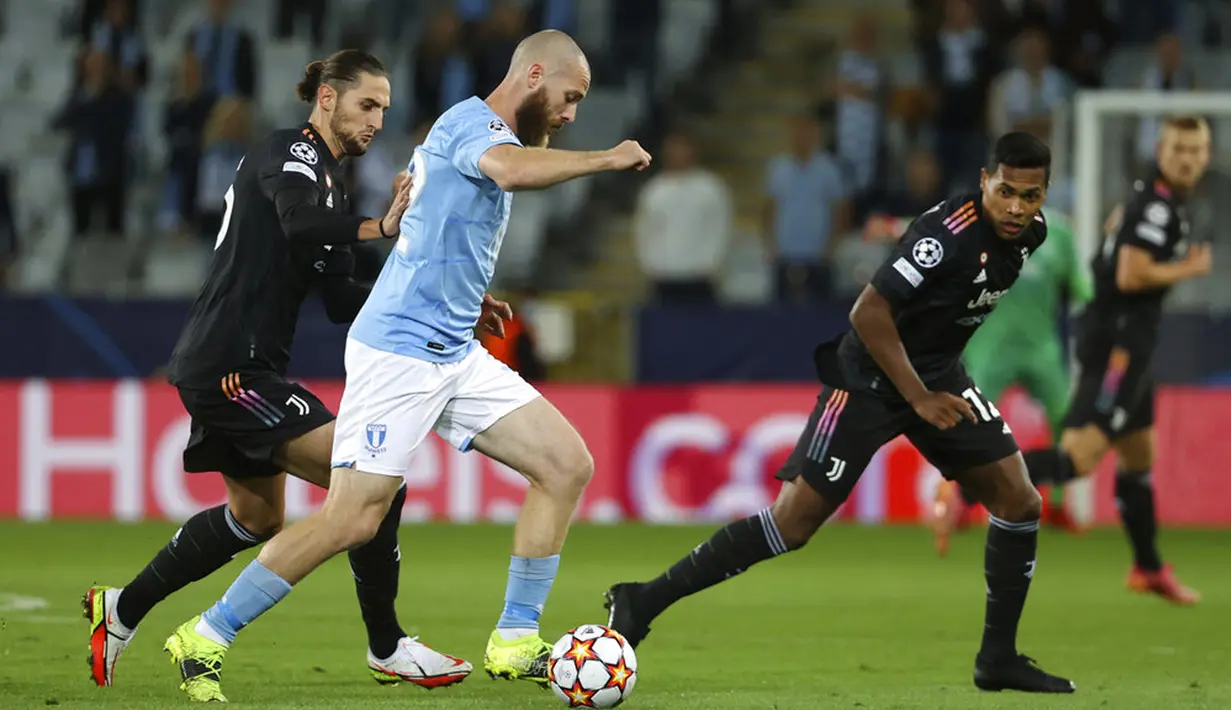 Pemain Malmo Jo Inge Berget (tengah) berebut bola dengan pemain Juventus Adrien Rabiot (kiri) dan Alex Sandro pada pertandingan Grup H Liga Champions di Malmo New Stadium, Malmo, Swedia, Selasa (14/9/2021). Juventus menang 3-0. (Andreas Hillergren/TT News Agency via AP)