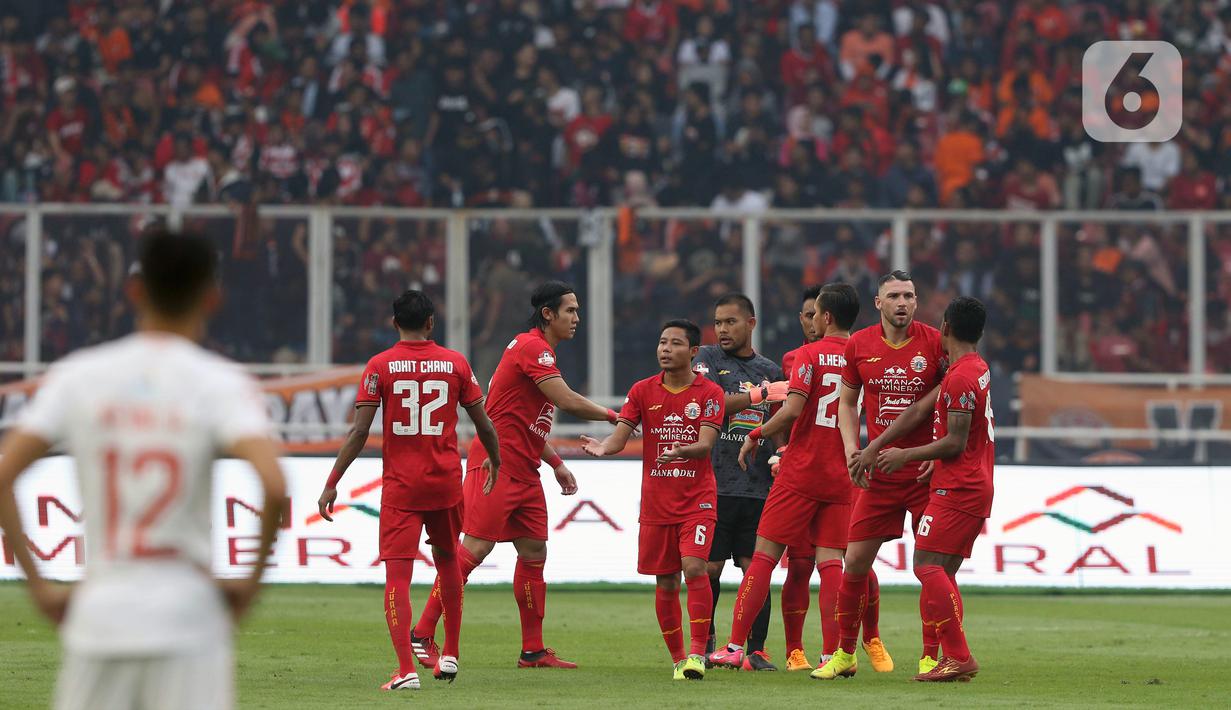 Pemain Persija saat melawan Borneo FC pada laga pekan pertama Shopee Liga 1 Indonesia 2020 di Stadion Gelora Bung Karno, Jakarta, Minggu (1/3/2020). Persija unggul 3-2. (Liputan6.com/Helmi Fithriansyah)