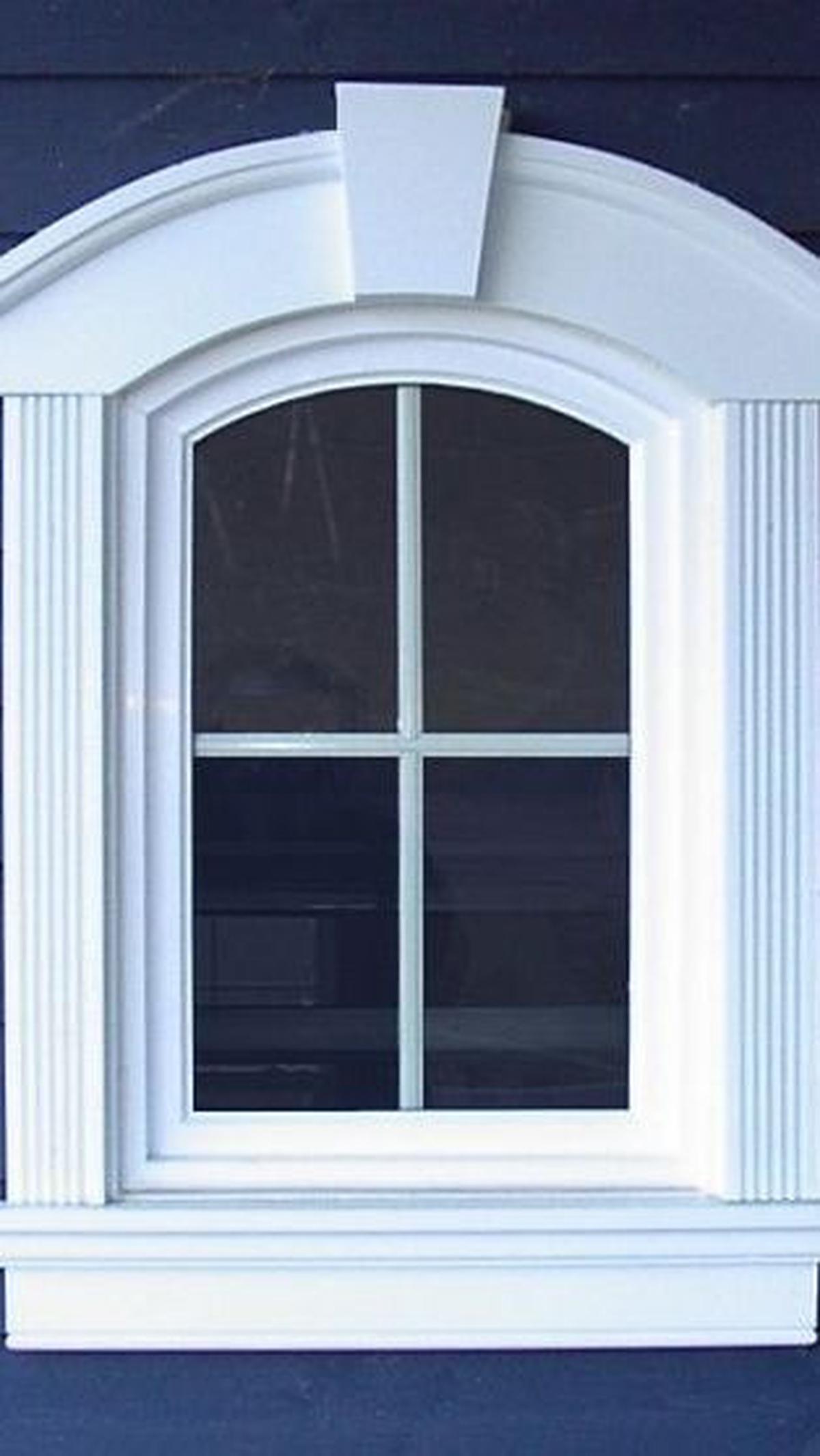 8. Jendela Klasik Eropa Frame Kayu Sederhana<br>
