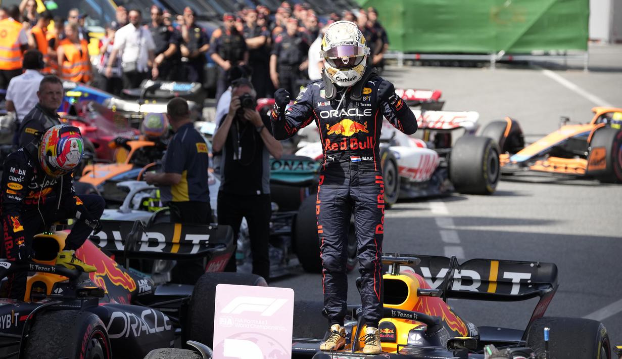 Max Verstappen terus konsisten di posisi pertama hingga akhir lomba. Ia akhirnya berhasil memastikan kemenangan keempatnya musim ini setelah melewati garis finis dengan keunggulan lebih dari 13 detik atas rekannya, Perez. (AP/Manu Fernandez)