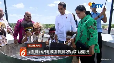 Ditemani sang istri, Presiden Jokowi resmikan monumen kapsul waktu di Merauke, Papua. Jokowi berpesan agar bangsa Indonesia menanamkan semangat Avengers.