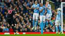 Penyerang PSG, Zlatan Ibrahimovic (kiri) melakukan tendangan bebas dari kawalan para pemain City di leg kedua liga Champions di Etihad Stadium, Inggris (13/4). City menang atas PSG dengan skor 1-0. (Reuters/Darren Staples)