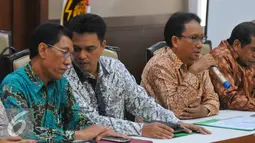 Salah satu anggota DEN memaparkan hasil sidang ke 19 di Kementrian ESDM, Jakarta, Senin (14/11). Sidang tersebut membahas perkiraan pencapaian target energi baru terbarukan dalam Rencana Umum Energi Nasional pada tahun 2017. (Liputan6.com/Angga Yuniar)