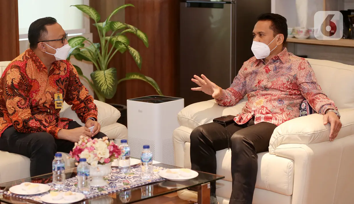 Direktur Operasi LinkAja Widjayanto (kiri) berbincang dengan Staff Ahli Kemenkeu Bidang Pengawasan Pajak Nufransa Wira Sakti (kanan) pada kerja sama peresmian Menu Penerimaan Negara Generasi Ketiga (MPN G3) yang dapat diakses aplikasi LinkAja di Jakarta, Senin (1/11/2021). (Liputan6.com/HO/LinkAja)
