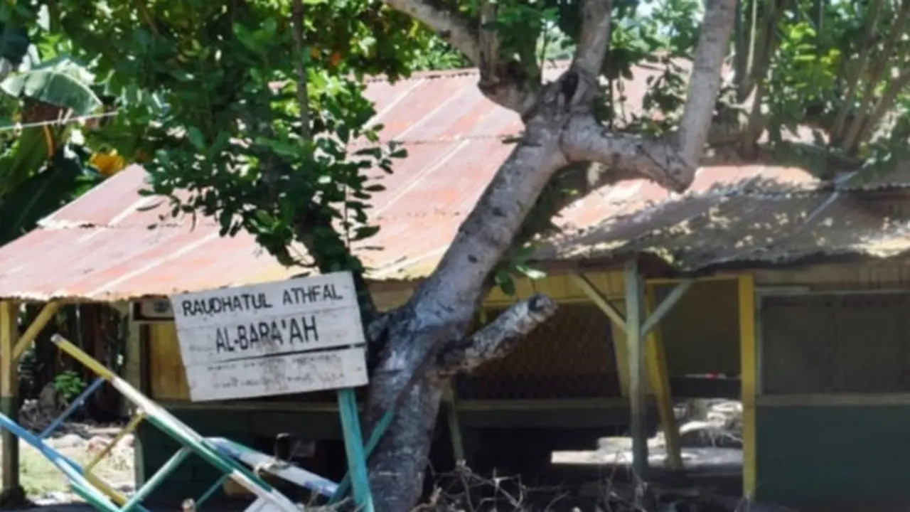 Kondisi sekolah di Pesantren Al Bara’ah, Desa Duwanur,Kecamatan Adonara Barat,Kabupaten Flores Timur,NTT yang mengalami kerusakan Pasca banjir bandang. (Liputan6.com/Dionisius Wilibardus)