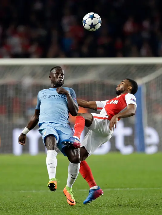 Bek Manchester City, Bacary Sagna (kiri) berebut bola dengan gelandang AS Monaco, Thomas Lemar pada leg kedua babak 16 besar Liga Champions di stadion Louis II, Monaco (16/3). AS Monaco menang 3-1 atas City dengan aggregat 6-6. (AP/Claude Paris)