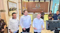 Jaksa Agung ST Burhanuddin bertemu dengan Menteri Perdagangan Zulkifli Hasan di Kantor Kejagung, Jakarta.(Liputan6.com/Nanda Perdana Putra).