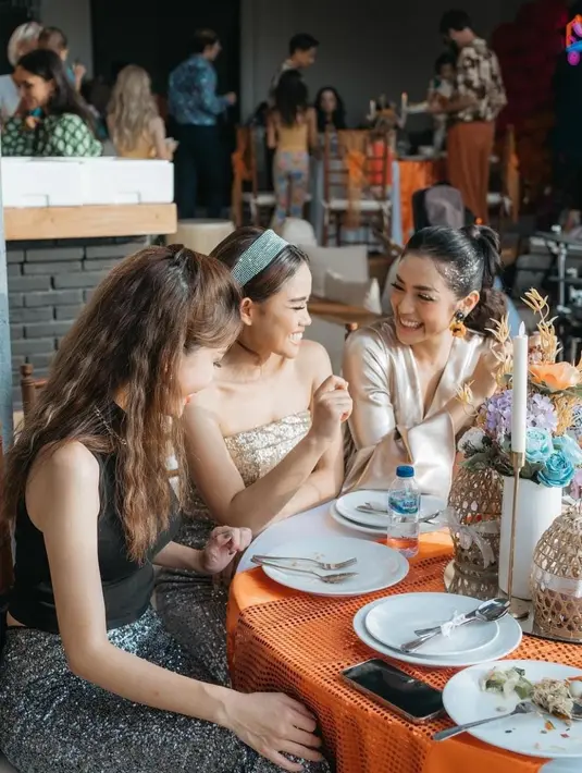 Di hari bahagia itu hadir keluarga dan sahabat dekat jessica Iskandar [instagram/inijedar]