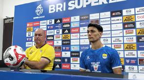 Pemain Persib Bandung, Federico Barba (kanan), dan sang pelatih, Bojan Hodak, dalam sesi konferensi pers, Jumat (26/12/2025), menjelang laga melawan PSM Makassar.  (Bola.com/Erwin Snaz)