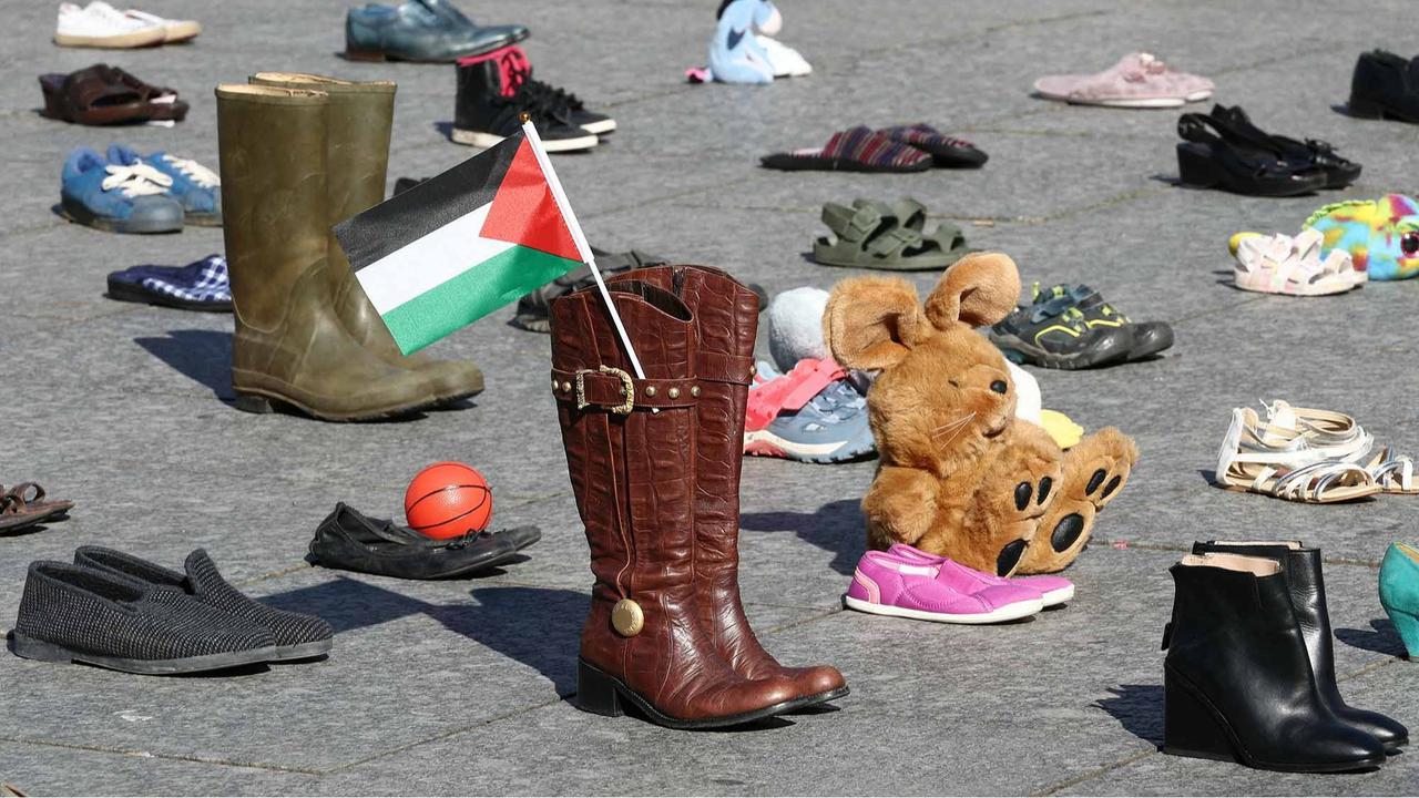 FOTO: Ratusan Sepatu untuk Warga Gaza