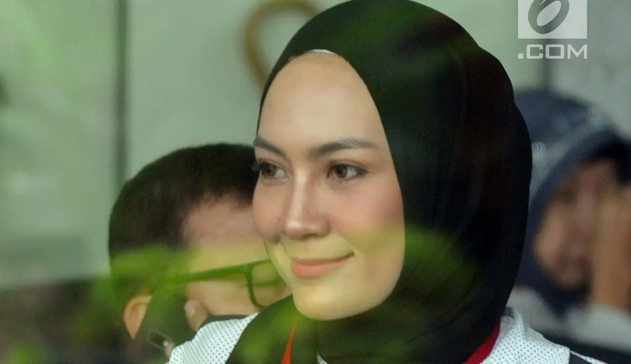 Model Fenny Steffy Burase menunggu panggilan penyidik saat akan menjalani pemeriksaan di Gedung  KPK, Jakarta, Rabu (1/8). Diduga kedatangan Steffy berkaitan dengan mangkirnya dia dalam pemeriksaan sebelumnya. (Merdeka.com/Dwi Narwoko)